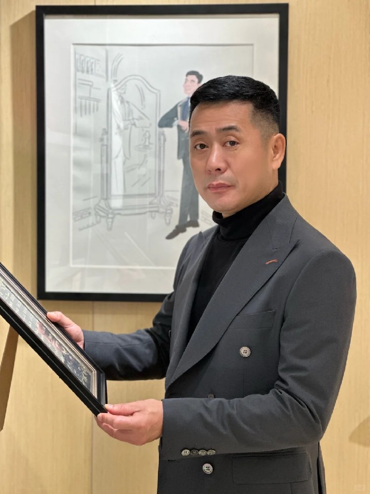 D046 照片235张 视频23个 中国男 成熟气质大叔 生活日常 工作 正装