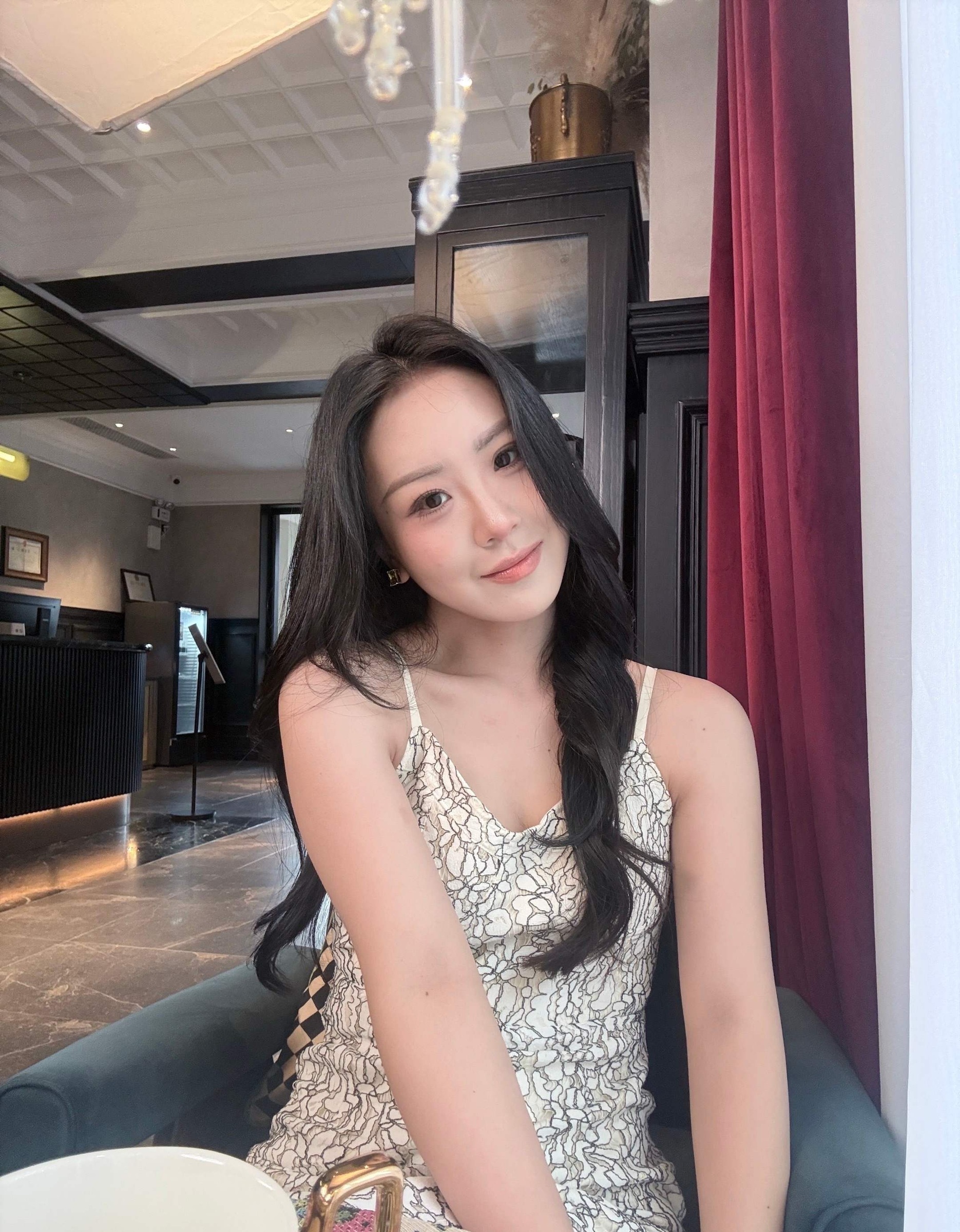 A1156 照片1762张 视频88个 正装 中国女 气质美女 宝妈 户外日常 自拍较多 居家日常 美容护理 生日照 穿搭 镜子自拍 生活场景丰富 真实 视频包含实况Live