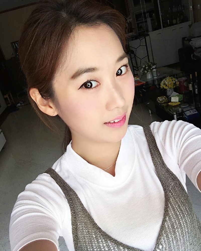 A184(2480P+82V) 中国女 真实美女青春宝妈 这是一个美女宝妈，有很多亲子照片和出去吃饭玩的场景，视频也是超多的