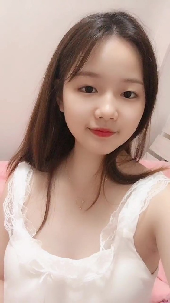 A181 (186P+ 32V) 中国女 真实甜美的女生，自拍图很多，也有和朋友一起出去玩的照片，视频也有很多哦