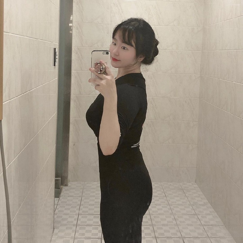 C155（170张图+16个视频）韩国 韩国美女套图素材_身材微胖，性感，大部分照片对着镜子自拍，健身，视频带自拍