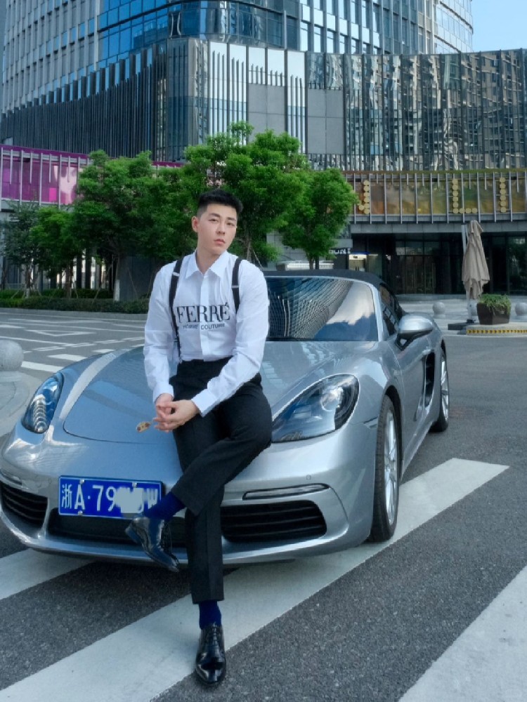 P062 照片1396张 视频30个 中国男 自拍少 正装较多 有车照 形象好