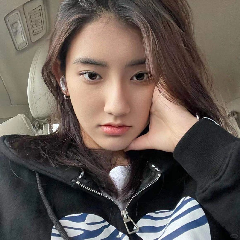 A004 照片695张 视频20个 中国女 白富美 旅游美食生活照 属性：素颜、女神、气质、高颜值、真实、白富美