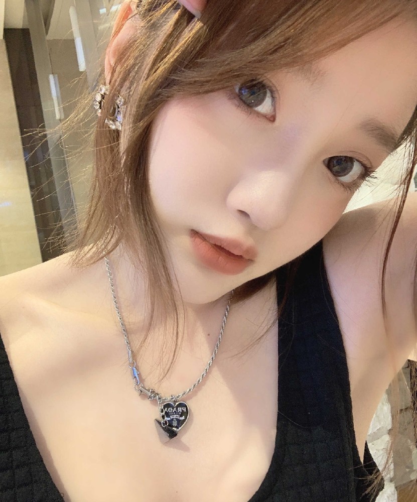 A151 图片1409张 视频74个 中国女 开宾利的真实小姐姐 旅游 健身 性感