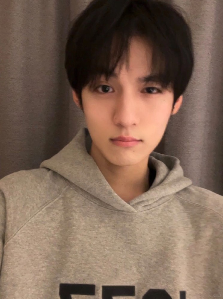 B019 照片332张 视频14个 中国男 小奶狗 十八线不知名网剧群演、来自国内社交账号、对曝光率有要求不要购买！