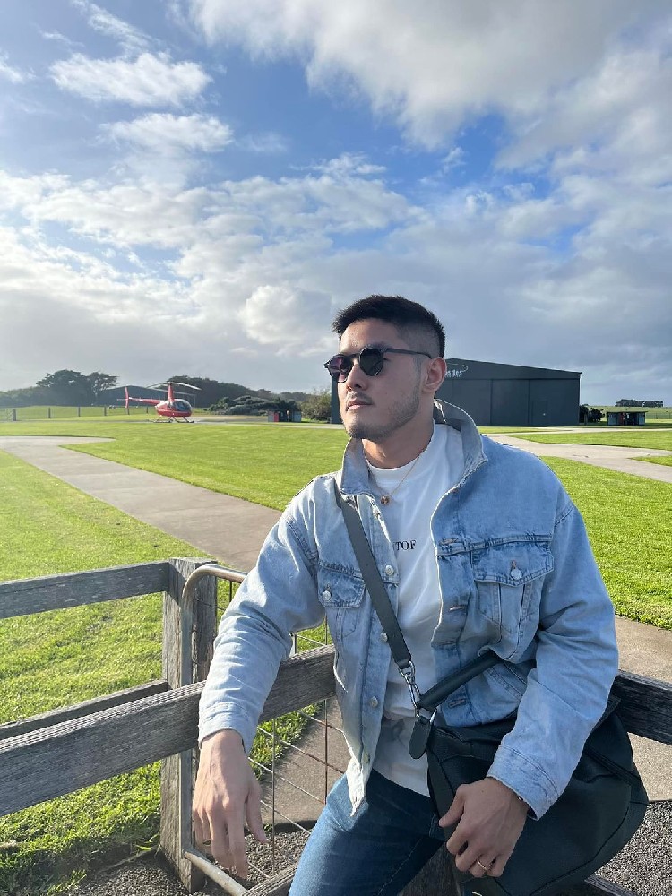 D351 照片427张 视频28个 新加坡 轻熟男帅哥 工作生活日常 健身 旅游 朋友聚会 自拍多