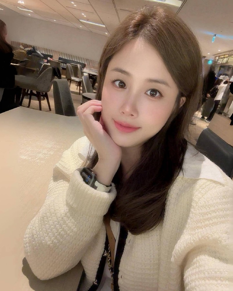 A032 照片748张 视频43个 台湾 年轻性感宝妈，带孩子的照片和视频素材较多，也可塑造单身女性角色。生活素材丰富，居家、睡前、户外照片充足，部分视频适合虚拟视频