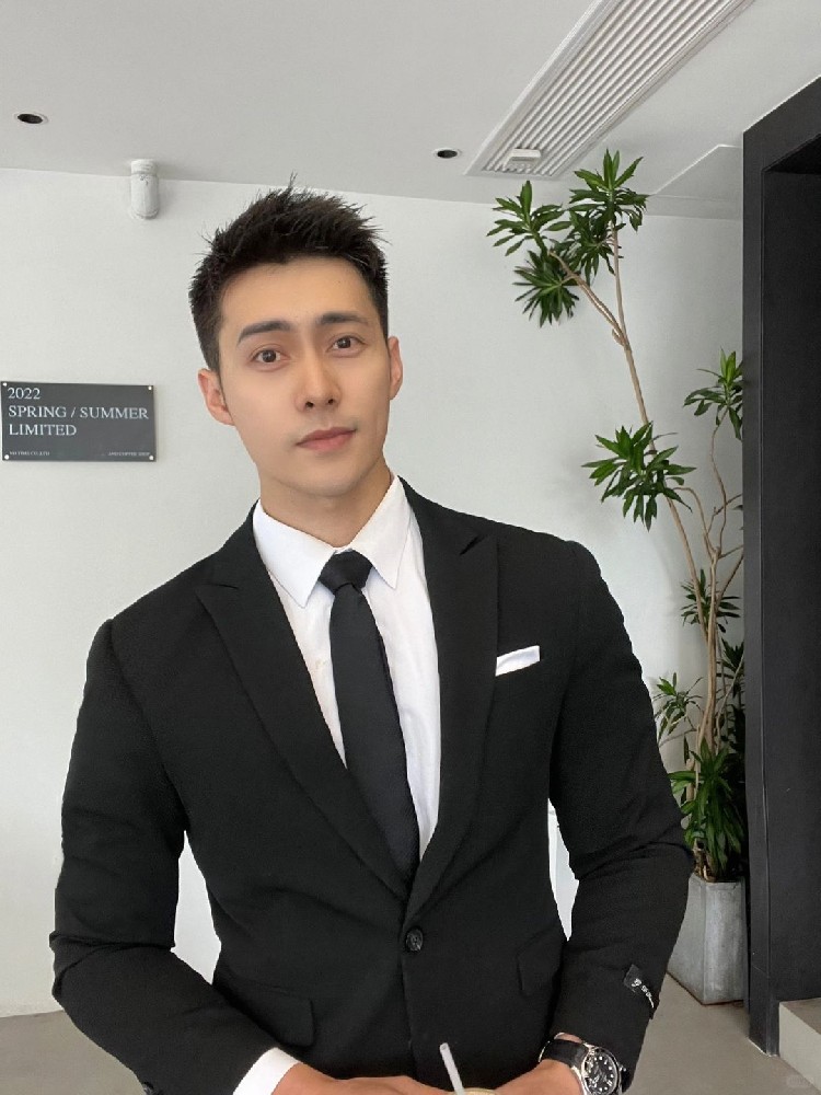 D476 照片1090张 视频5个 中国男 正装 自拍少