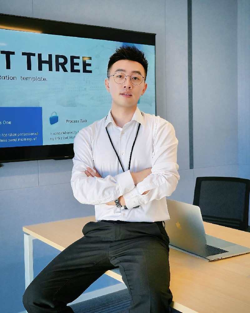 D533 照片1044张 视频25个 中国男 白领技术人员 有正装 开奔驰 生活日常 旅游健身