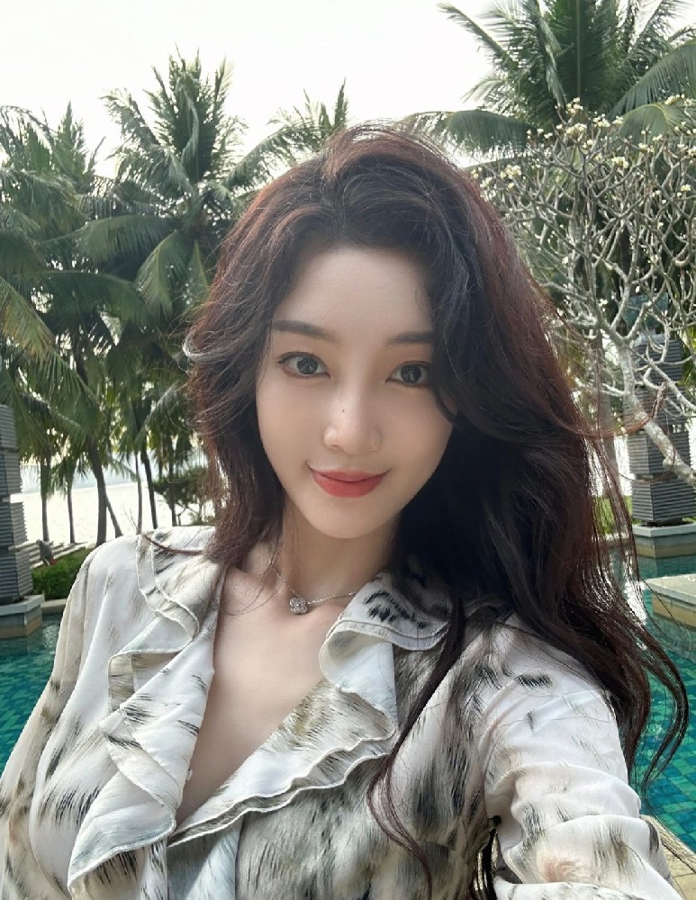 A379 照片510张 视频114个 中国女 白富美 生活日常 美食 视频包含奢侈品购物 旅游 自拍