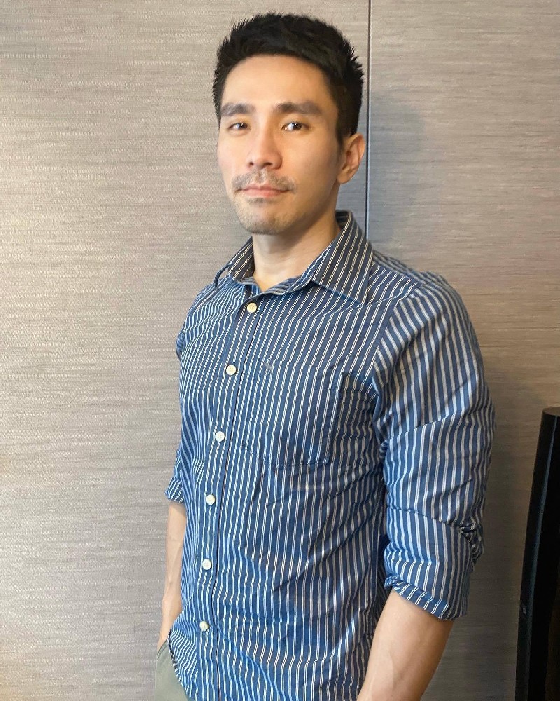 D615 照片591张 视频8个 台湾 公司主管 曝光量低 成熟稳重型 35岁左右 西装工作照 大型活动现场 公司同事合照 生活素材资质很好  可做同性恋