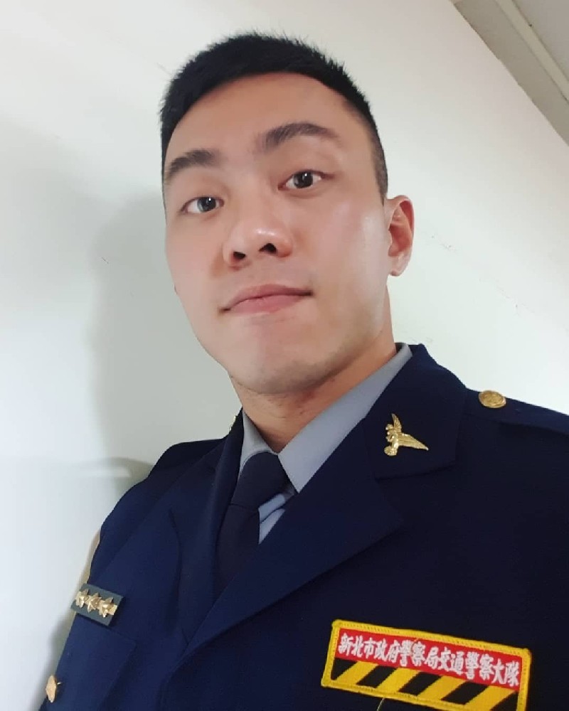 D621 照片676张 视频4个 台湾 警察  工作制服照  负伤照  有羽毛球和摔跤奖状 生活素材四季都有    部分照片适合做手持举牌