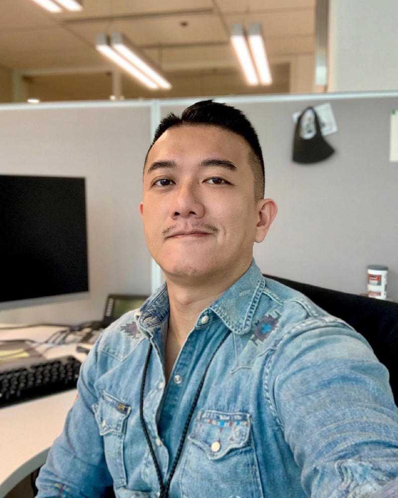 D627 照片2579张 视频6个 台湾 中年成熟男性，自拍照很多，环境素材也很丰富，居家、聚会、旅行等等都有，有合照，很适用于中年客户群体。