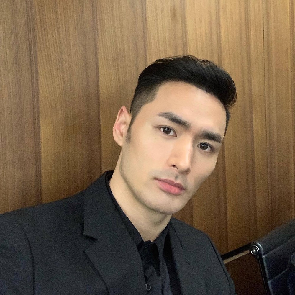 D633 照片697张 视频10个 中国男 有生活素材  游玩素材  有正装素材  很有气质   职业是模特  人设年龄34+   家里自拍素材  朋友聚餐素材 等