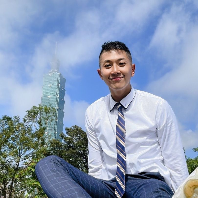 D640 照片1140张 视频58个 台湾 曝光量低生活素材丰富 自拍 旅游 健身  西装 部分照片适合手持   开奔驰  办公室