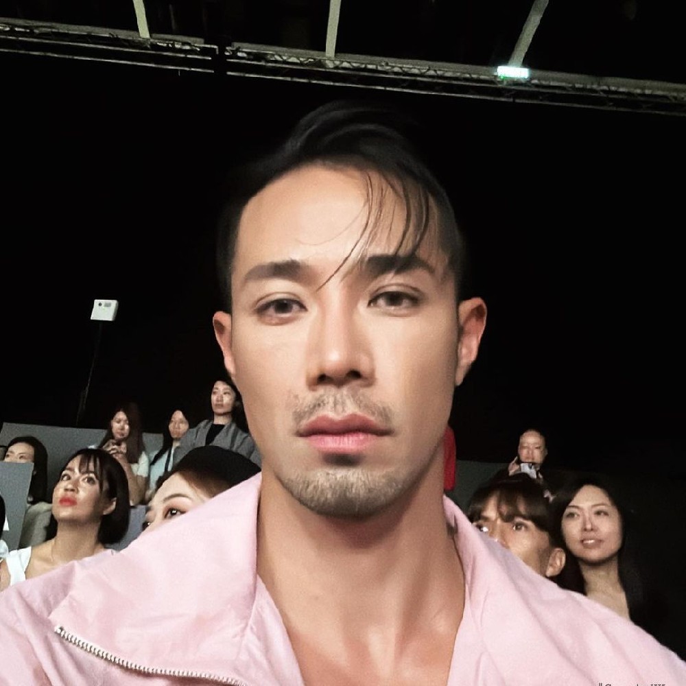 D646 照片718张 视频28个 香港 成熟男 生活日常 西装照 游泳 健身 骑马 滑雪