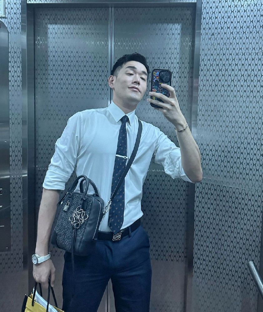 D733 照片974张 视频34个 中国男 帅哥 有正装 生活日常 旅游健身