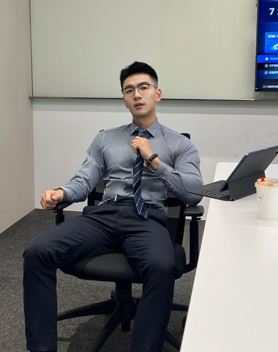 D776 照片2334张 视频33个 中国男 金融从业者 帅哥 豪车 生活日常 旅游健身 工作