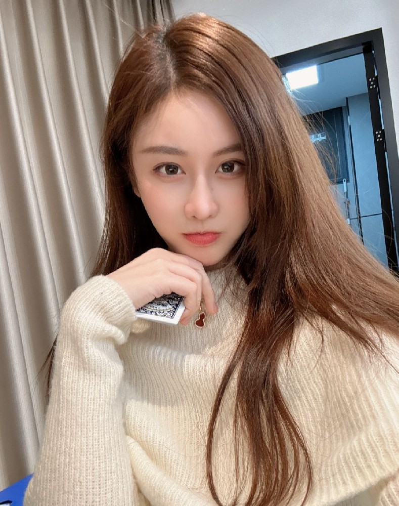 A411 照片641张 视频141个 中国女 白富美 自拍自拍和视频都很多 奢侈品购物 高尔夫 到处旅游 精致生活