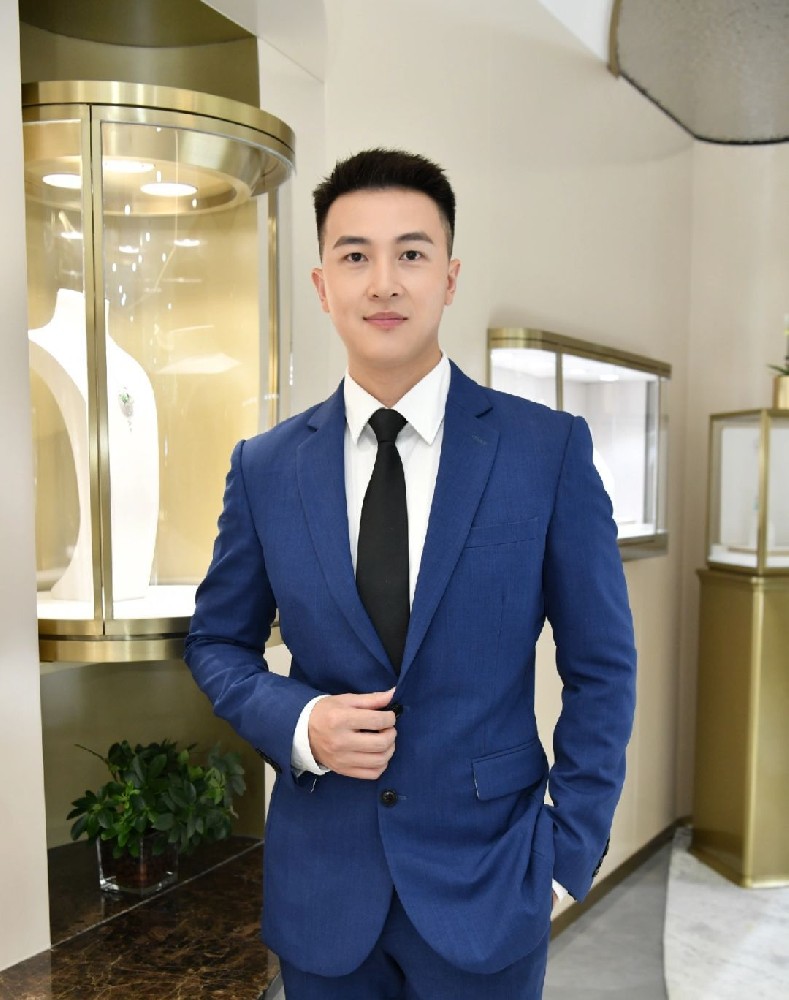 D783 照片215张 视频25个 中国男 个人自拍多，西装照帅男，部分视频适合虚拟