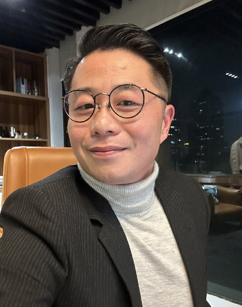 D817 照片139张 视频74个 中国男 成熟大叔 生活工作日常 自拍多 西装照多