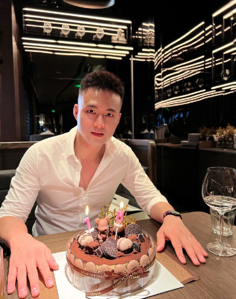 D819 照片212张 视频3个 中国男 成熟男性 爱健身 有工作照 生活照  他拍居多