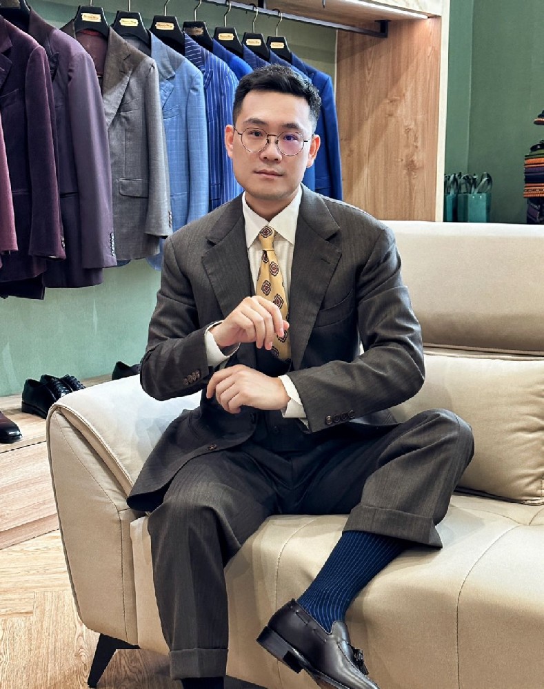 D821 照片223张 视频0个 中国男 成熟帅哥 西装照多 全身照多 他拍居多