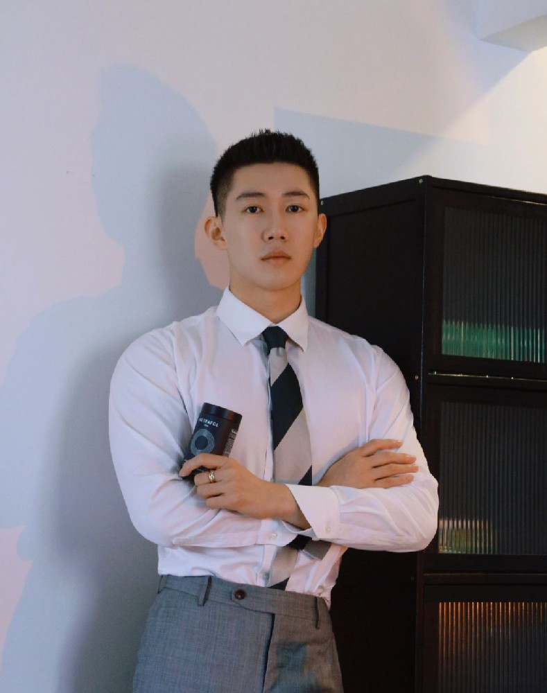 D824 照片1233张 视频16个 中国男 成熟男士 生活工作日常 自拍他拍均有 旅行照多 西装照片多