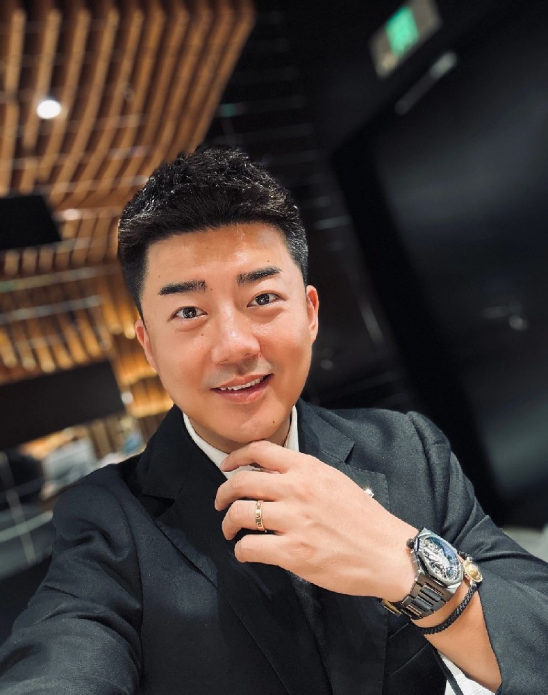 D826 照片286张 视频8个 中国男 成熟男士  生活工作日常 部门经理 豪表加持