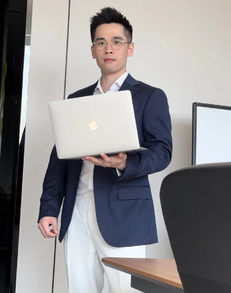 D830 照片264张 视频30个 中国男 成熟男士   生活工作日常 自拍多 西装照多 生活精致