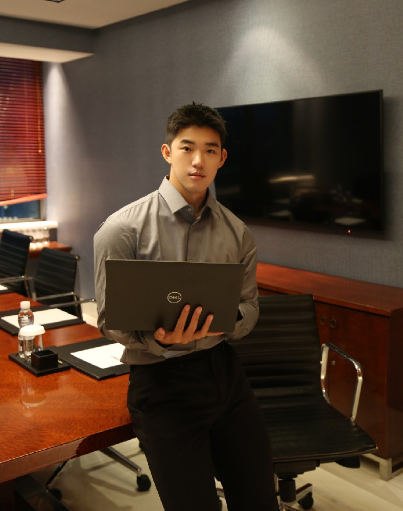 D831 照片1853张 视频41个 中国男 生活工作日常 自拍多 风格多变  爱健身 生活丰富