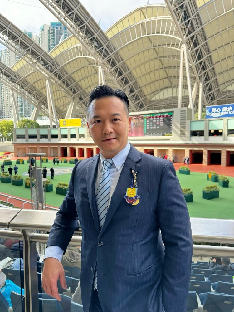 D838 照片1059张 视频27个  香港男 中年男性  香港企业家 公司老板 赛马 马会 健身 高尔夫  生活工作日常   宝爸一枚 他拍居多 合照居多   生活高端 西装照多