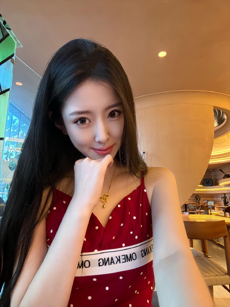 A469 照片41张 视频511个 中国女 年轻美女 自拍视频多 适合发圈起号