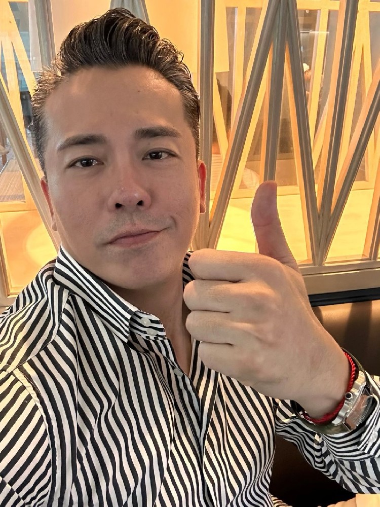 D843 照片617张 视频13个 香港男 成熟男士   生活工作日常 自拍多 美食照多 公司同事朋友合照多 生活精致