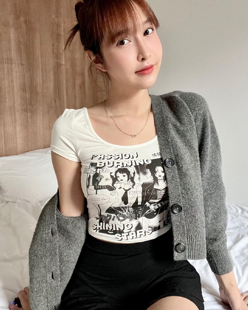 G056 照片1703张 视频121个 同人私密 气质白.虎文艺美女 生活日常 大尺度私密 适合虚拟视频