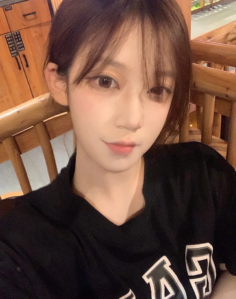 A561 照片323张 视频108个 中国女 少女 学生 真实 可爱 校园生活