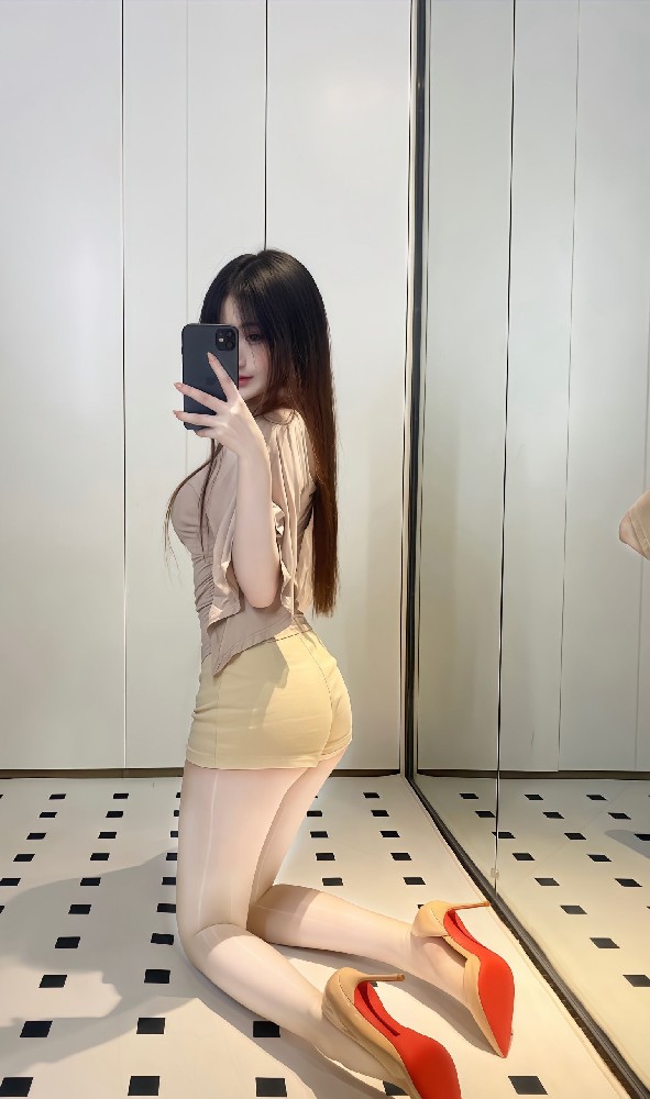 A606 照片28张 视频252个 中国女 不露脸 秀腿 秀脚 丝袜 真实