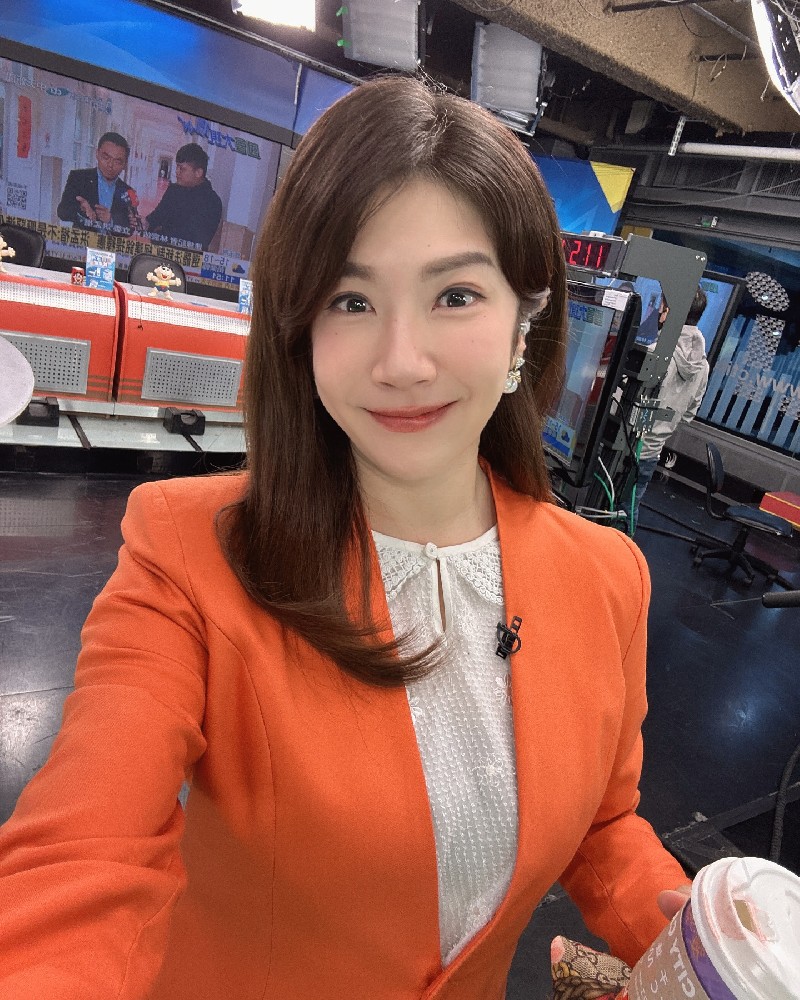 A678 照片2989张 视频180个 台湾 气质可爱美女 电台主持 生活日常 旅游 适合虚拟视频