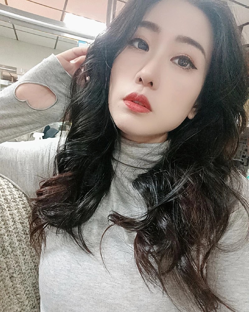 A689 照片2091张 视频57个 台湾 美女 日常 生活 养 猫狗 自拍多 合适虚拟视频