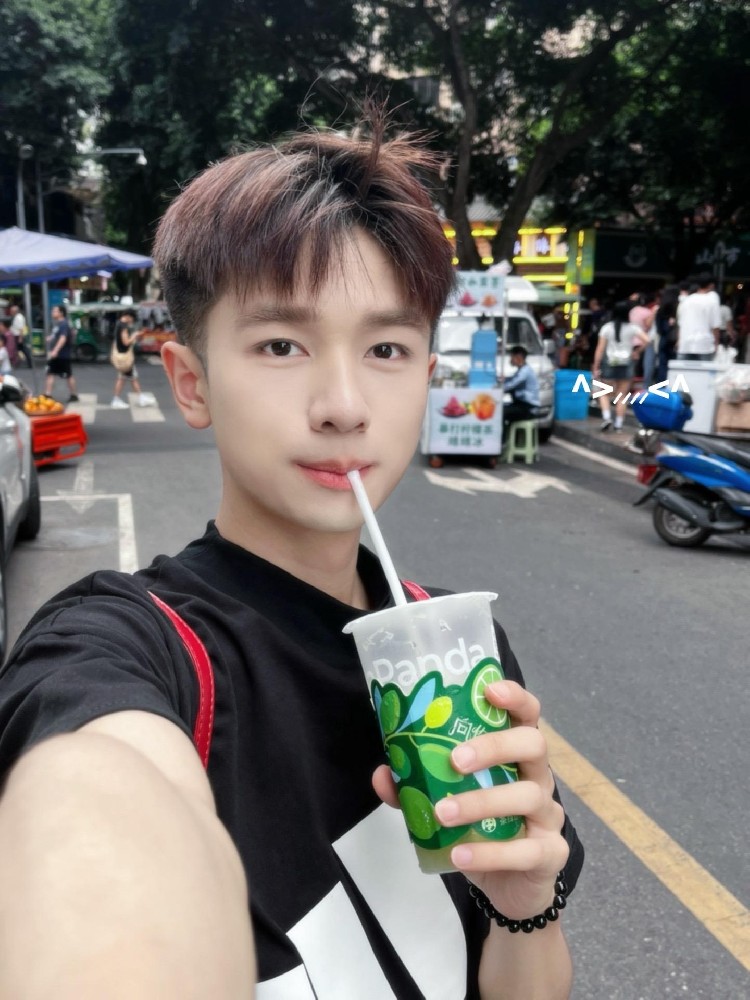 D851 照片382张 视频71个 中国男 学生 奶狗 生活日常 旅游 真实