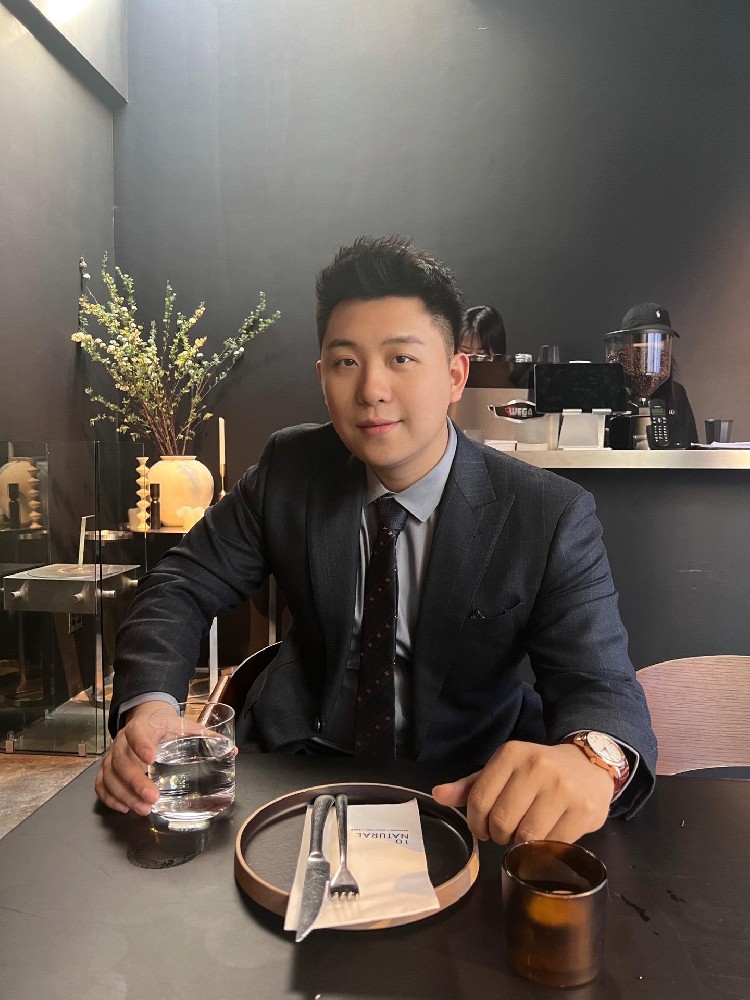 D888 照片819张 视频73个 中国男 富二代 豪车 生活日常 旅游 正装