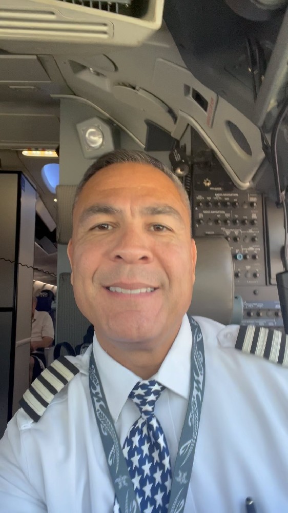 F085 照片417张 视频397个 美国 职业：机长 生活 日常 工作 旅游 有自拍视频