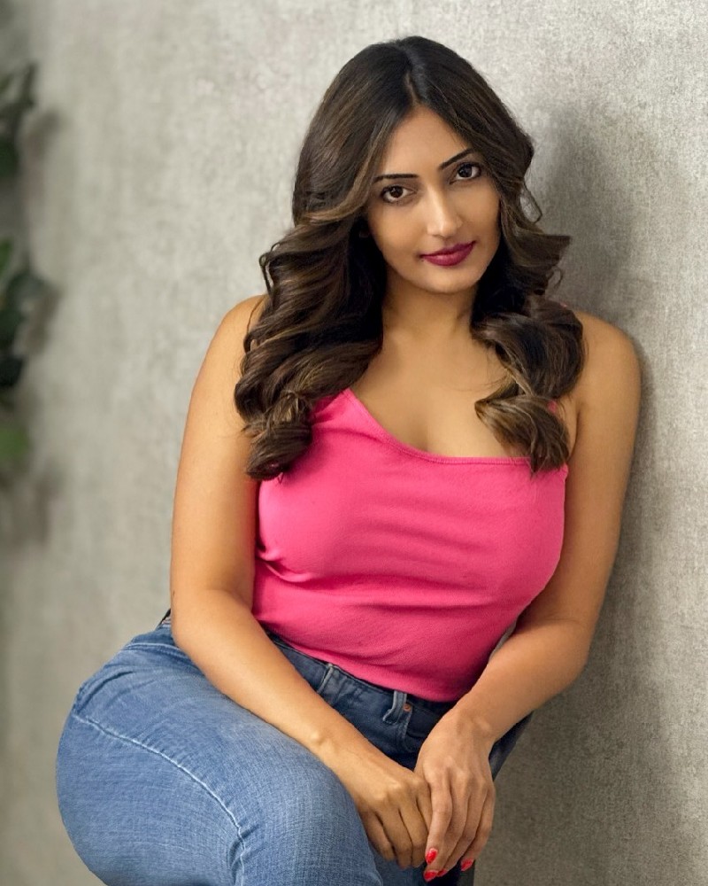 N275 照片249张 视频13个 印度 女助理 女三方有 气质 性感 年轻 印度美女 生活照 工作照 旅游照 闺蜜照 朋友聚会 有开车视频