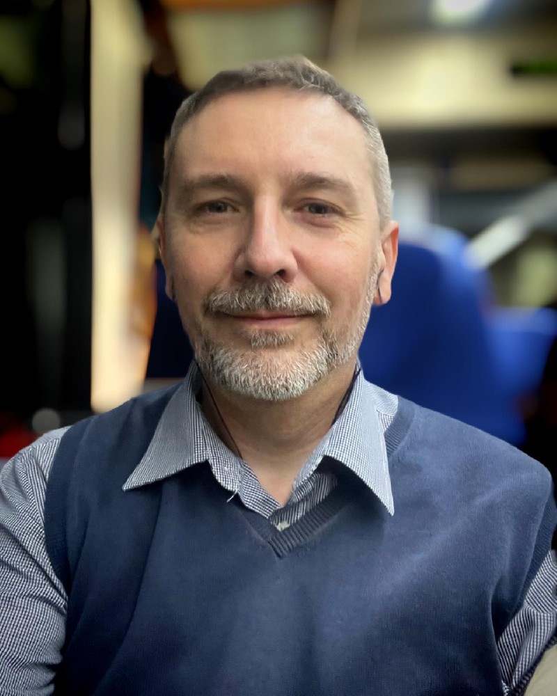 F166 照片699张 视频22个 美国 有风景美食旅游 西装照片 办公室照片丰富 有自拍视频 中年男 正装