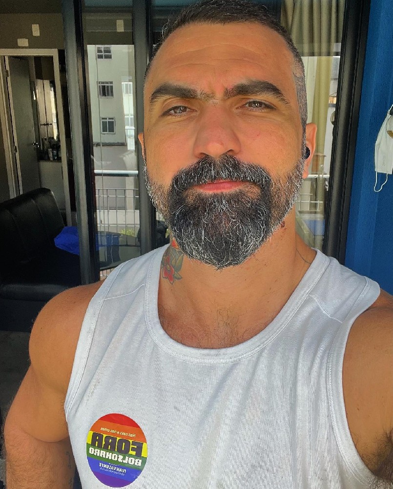 F175 照片1076张 视频41个 巴西 职业:（公司职员）自拍多 曝光量低 中年男