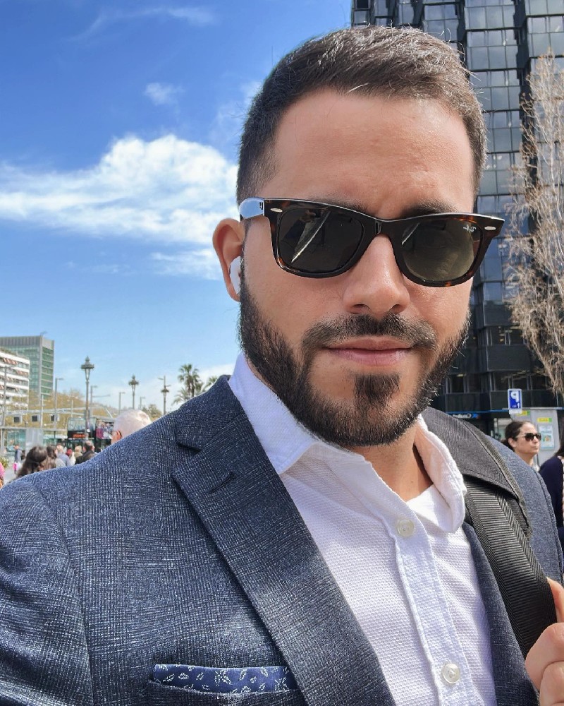 F180 照片1162张 视频9个 法国、多国旅行 曝光量低，青年男医生多国家旅行，部分美国与法国的地标背景照，少量非洲慈善活动素材。户外素材为主，较多与好友互动合拍