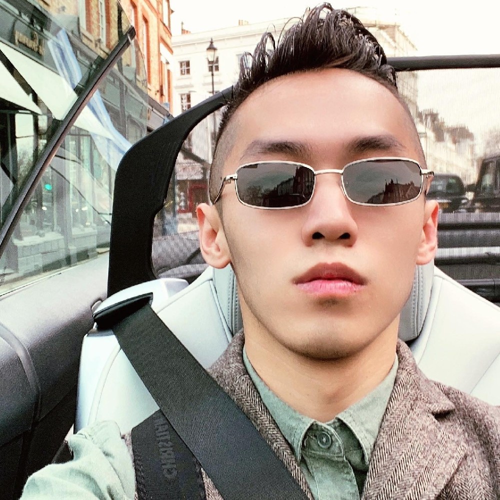 F186 照片624张 视频1个 英国 亚裔帅哥 留学生 曝光量特低，多地区方便使用。国内年轻小伙长居英国，较多与好友的互动合拍