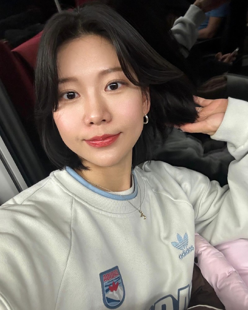 A990 照片4500张 视频63个 韩国 气质美女 生活日常 旅游 健身 自拍多 适合虚拟视频