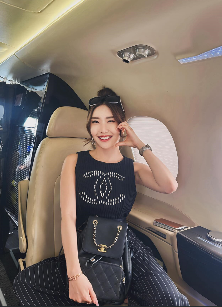 A991 照片4742张 视频307个 泰国 气质少妇 富婆 生活日常 旅游 私人飞机 游艇 性感 自拍多 适合虚拟视频