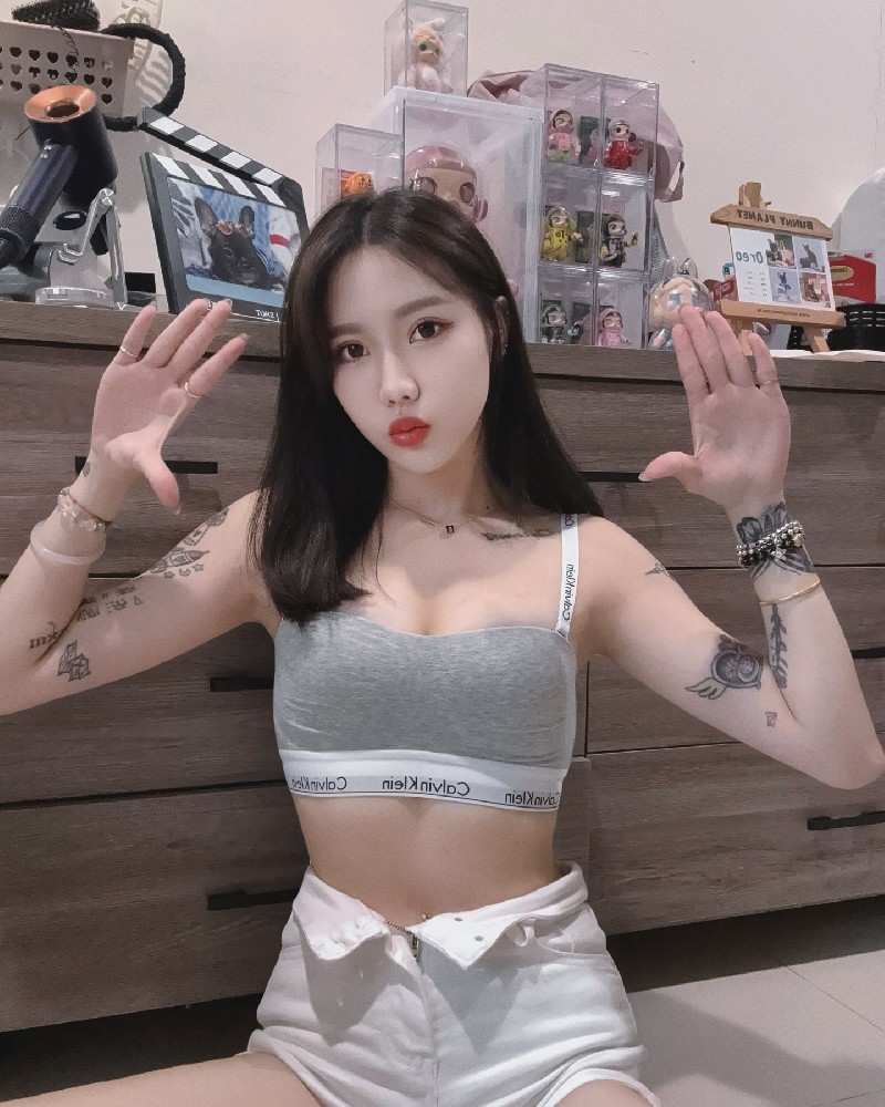 A007 照片1042张 视频0个 台湾 气质少妇 美女 性感 比基尼 生活日常 旅游 自拍多 有纹身